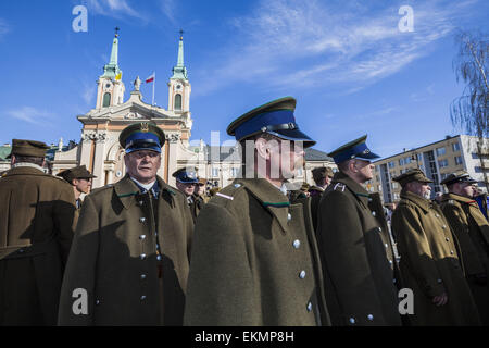 Varsovie, Mazovie, Pologne. Apr 12, 2015. Les participants déguisés en agents de la Seconde Guerre mondiale durant la période de mars à Varsovie en mémoire des plus de 20 000 Polonais tués dans la forêt de Katyn durant la Deuxième Guerre mondiale par les forces de sécurité soviétique appelé NKVD. © Celestino Arce/ZUMA/ZUMAPRESS.com/Alamy fil Live News Banque D'Images