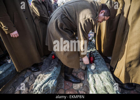 Varsovie, Mazovie, Pologne. Apr 12, 2015. Participant habillé en soldat du 40Â laisse une bougie à la mémoire des morts de plus de 20 000 Polonais tués par les forces de sécurité soviétique, NKVD, au cours de la II Guerre mondiale dans la forêt de Katyn. © Celestino Arce/ZUMA/ZUMAPRESS.com/Alamy fil Live News Banque D'Images