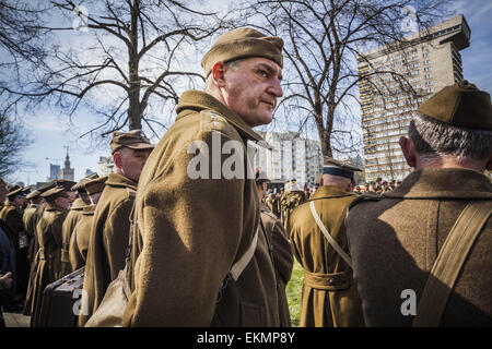 Varsovie, Mazovie, Pologne. Apr 12, 2015. Habillés comme des participants II Guerre mondiale dans l'agent de mars à Varsovie en mémoire des plus de 20 000 Polonais tués dans la forêt de Katyn durant la Deuxième Guerre mondiale par les forces de sécurité soviétique appelé NKVD. © Celestino Arce/ZUMA/ZUMAPRESS.com/Alamy fil Live News Banque D'Images