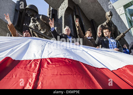 Varsovie, Mazovie, Pologne. Apr 12, 2015. En Europe montrer leur soutien à la mémoire des morts de plus de 20 000 Polonais tués par les forces de sécurité soviétique, NKVD, au cours de la II Guerre mondiale dans la forêt de Katyn. En arrière-plan les statues de la ''Monument aux insurgés de Varsovie' © Celestino Arce/ZUMA/ZUMAPRESS.com/Alamy fil Live News Banque D'Images