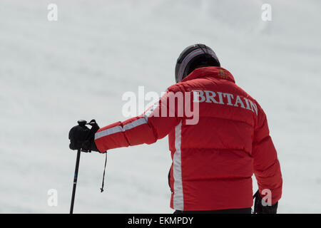 Un skieur portant un rouge vif, arborant le mot britannique écrit en gras au dos, montrant le patriotisme britannique pendant que vous skiez dans les alpes. Banque D'Images