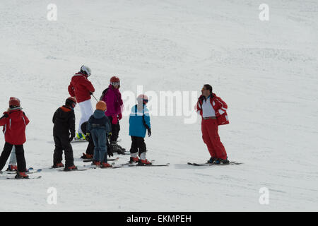 Moniteur de ski ESF Chatel, l'école enseigne/jeunes étudiants les compétences nécessaires pour apprendre à skier. Ils sont en train d'apprendre d'un expert. Banque D'Images