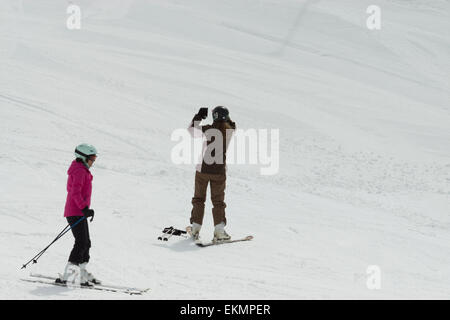 Ski skieur slop prendre photo selfies route de blocage Banque D'Images