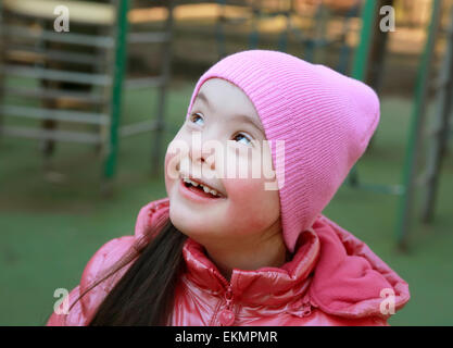 Portrait de belle fille sur l'aire de jeux Banque D'Images