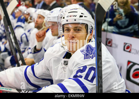 Maple Leafs de Toronto David Booth de l'aile gauche (20) au cours de la partie de la LNH entre les Maple Leafs de Toronto et les Hurricanes de la Caroline au PNC Arena. Les Hurricanes de la Caroline a défait les Maple Leafs de Toronto 4-1. Banque D'Images