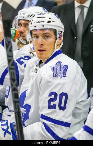 Maple Leafs de Toronto David Booth de l'aile gauche (20) au cours de la partie de la LNH entre les Maple Leafs de Toronto et les Hurricanes de la Caroline au PNC Arena. Les Hurricanes de la Caroline a défait les Maple Leafs de Toronto 4-1. Banque D'Images