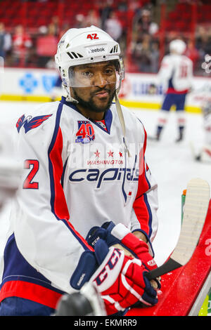 Les Capitals de Washington l'aile droite Joel Ward (42) au cours de la LNH, match entre les Capitals de Washington et les Hurricanes de la Caroline au PNC Arena. Les Capitals de Washington a défait les Hurricanes de la Caroline 2-1. Banque D'Images