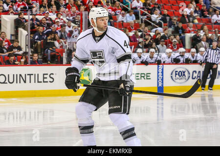 Kings de Los Angeles, le défenseur Robyn Regehr (44) au cours de la partie de la LNH entre les Kings de Los Angeles et les Hurricanes de la Caroline au PNC Arena. Les Kings de Los Angeles a défait les Hurricanes de la Caroline 2-1 heures supplémentaires dans un shoot out. Banque D'Images