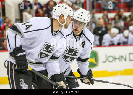 Los Angeles Kings center Anze Kopitar (11) et Los Angeles Kings le défenseur Robyn Regehr (44) au cours de la partie de la LNH entre les Kings de Los Angeles et les Hurricanes de la Caroline au PNC Arena. Les Kings de Los Angeles a défait les Hurricanes de la Caroline 2-1 heures supplémentaires dans un shoot out. Banque D'Images