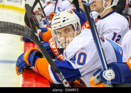 New York Islanders aile droite MICHAEL GRABNER (40) au cours de la partie de la LNH entre les Islanders de New York et les Hurricanes de la Caroline au PNC Arena. Les Hurricanes de la Caroline a défait les Islanders de New York 4-3 heures supplémentaires dans une fusillade. Banque D'Images