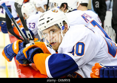 New York Islanders aile droite MICHAEL GRABNER (40) au cours de la partie de la LNH entre les Islanders de New York et les Hurricanes de la Caroline au PNC Arena. Les Hurricanes de la Caroline a défait les Islanders de New York 4-3 heures supplémentaires dans une fusillade. Banque D'Images