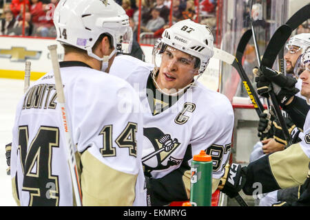 Centre des Penguins de Pittsburgh Sidney Crosby (87) et les Penguins de Pittsburgh l'aile gauche Chris Kunitz (14) au cours de la partie de la LNH entre les Penguins de Pittsburgh et les Hurricanes de la Caroline au PNC Arena. Les Penguins de Pittsburgh défait les Hurricanes de la Caroline 3-1. Banque D'Images