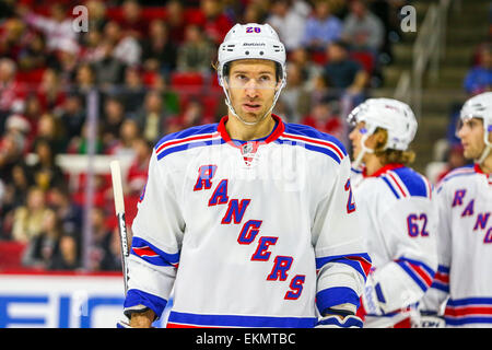 Rangers de New York Dominic Moore centre (28) au cours de la partie de la LNH entre les Rangers de New York et les Hurricanes de la Caroline au PNC Arena. Les Rangers de New York a défait les Hurricanes de la Caroline 3-2 dans une fusillade. Banque D'Images