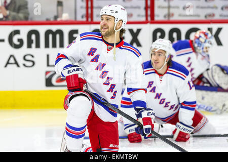 New York Rangers aile gauche Tanner Glass (15) au cours de la partie de la LNH entre les Rangers de New York et les Hurricanes de la Caroline au PNC Arena. Les Rangers de New York a défait les Hurricanes de la Caroline 3-2 dans une fusillade. Banque D'Images