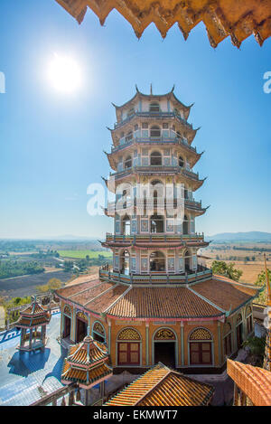 Grande pagode chinoise dans le temple Wat Tham Khao Noi, Kanchanaburi, Thaïlande Banque D'Images