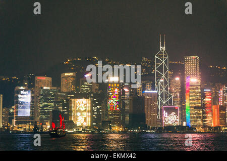 Croisière en jonque traditionnelle chinoise le Port Victoria de Hong Kong la nuit. Banque D'Images