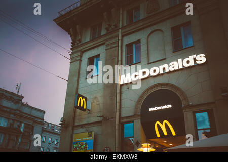 MINSK, BELARUS - 20 juillet 2014 : un restaurant Mcdonald's, signe. McDonald's Corporation est la plus importante chaîne de restauration rapide hamburger Banque D'Images