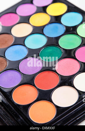 Palette de couleurs avec les pinceaux pour le maquillage Banque D'Images