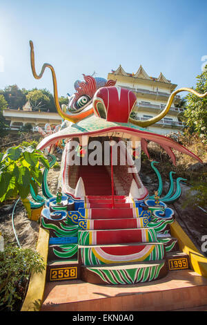 Tête de dragon comme l'entrée au Wat Ban Tham, temple dans la province de Kanchanaburi, Thaïlande Banque D'Images