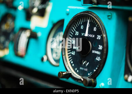 Close-up de certains instruments dans un cockpit d'hélicoptère Mi-24 dans. Le Mil Mi-24 est un hélicoptère de combat grand hélicoptère d'attaque et Banque D'Images