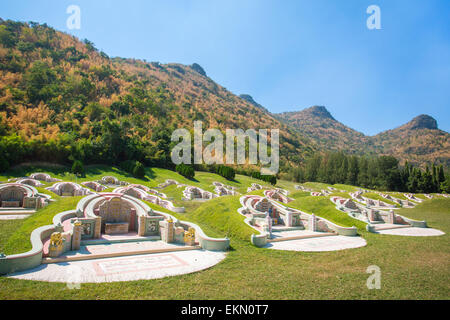 Cimetière chinois dans la province de Kanchanaburi, Thaïlande Banque D'Images