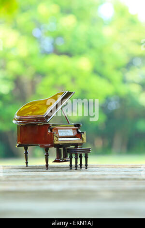 Piano miniature dans la nature Banque D'Images