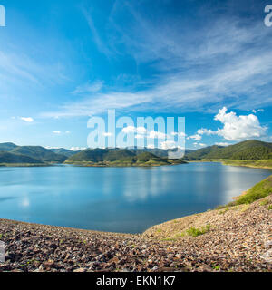 Mae Kuang Dam Lake dans le Nord de la Thaïlande Banque D'Images