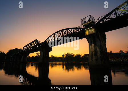 Pont sur la rivière Kwai à Kanchanaburi, Thaïlande Banque D'Images