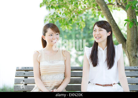 Young Girls sitting in a park Banque D'Images