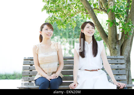 Young Girls sitting in a park Banque D'Images