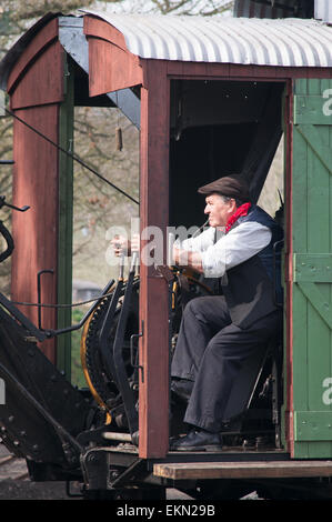 Erie d'exploitation de l'homme à la pelle à vapeur Vapeur Grand Nord Foire, Beamish Museum, England UK Banque D'Images