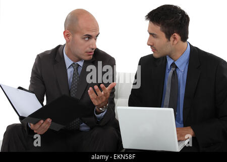 Les hommes de discuter une proposition d'affaires Banque D'Images