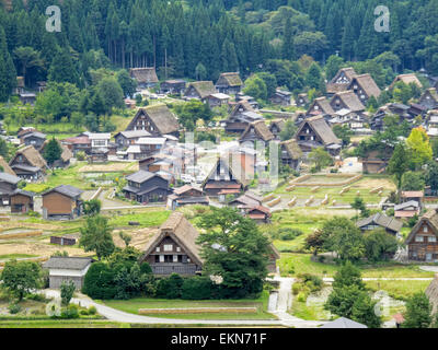 Village traditionnel de style Gassho zukuri maisons de la Gokayama / Shirakawa-go Site du patrimoine mondial de l'UNESCO, le Japon ; old style Japonais rural village Banque D'Images