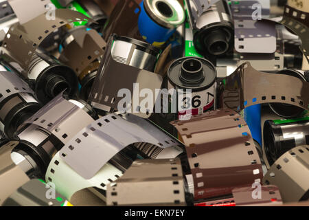 La technologie de l'ancienne méthode humide 35mm bobines de film d'émulsion de couleurs différentes e6 transparence négatif couleur noir et blanc Banque D'Images