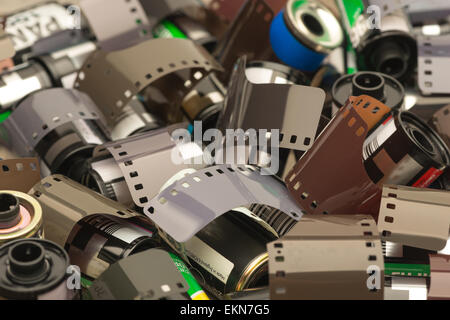 La technologie de l'ancienne méthode humide 35mm bobines de film d'émulsion de couleurs différentes e6 transparence négatif couleur noir et blanc Banque D'Images