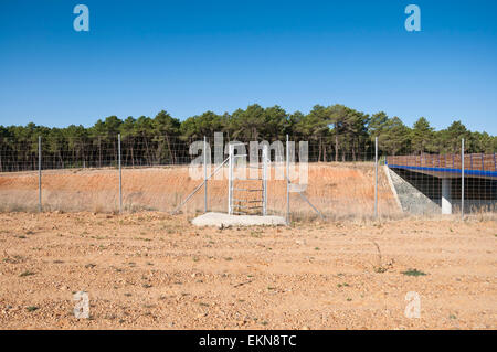 Vue frontale d'un aller simple deer gate. Photo prise dans une autoroute A-15, Soria, Espagne Banque D'Images