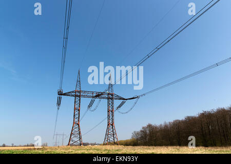 Pylônes à haute tension, lignes électriques Banque D'Images