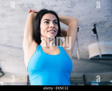 Happy young woman stretching hands au sport et à l'écart Banque D'Images