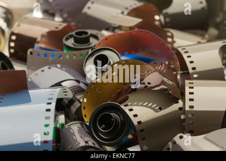 La technologie de l'ancienne méthode humide 35mm bobines de film d'émulsion de couleurs différentes e6 transparence négatif couleur noir et blanc Banque D'Images