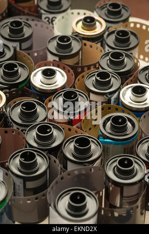 La technologie de l'ancienne méthode humide 35mm bobines de film d'émulsion de couleurs différentes e6 transparence négatif couleur noir et blanc Banque D'Images