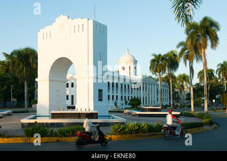 Dominikanische Republik, Südwesten, San Juan de la Maguana, Arco del Triunfo und Rathaus Banque D'Images