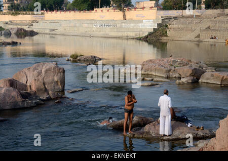 Tôt le matin dans le bain rituel hindou de la rivière Betwa Orchha Madhya Pradesh, Inde Banque D'Images