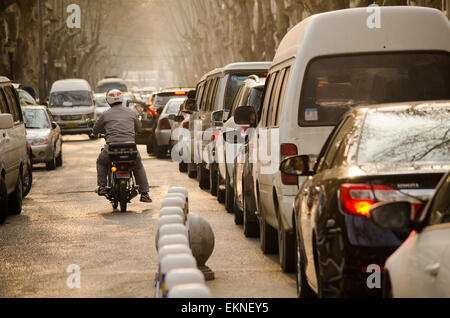 Les voitures attendent patiemment à l'embouteillage à l'heure de pointe dans Xi'an, Chine. Les motos se déplacer librement. Banque D'Images