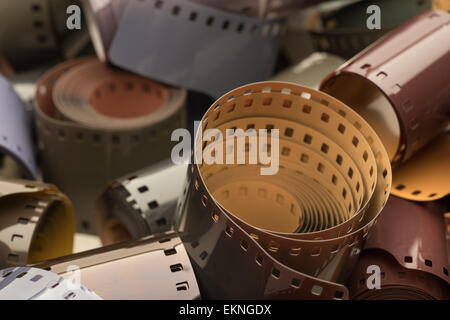 La technologie de l'ancienne méthode humide 35mm bobines de film d'émulsion de couleurs différentes e6 transparence négatif couleur noir et blanc Banque D'Images