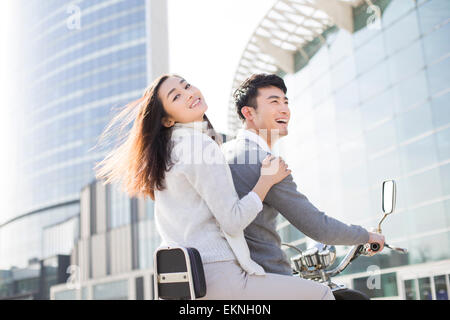 Jeune couple riding ensemble Banque D'Images