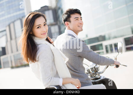 Jeune couple riding ensemble Banque D'Images