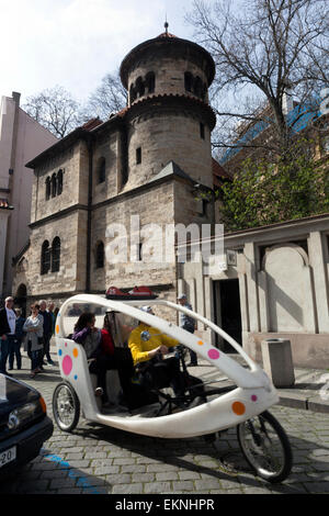 Ancienne synagogue Klausen, salle de cérémonie, cimetière et musée, location vélo-taxi, le Quartier Juif, Prague, République Tchèque Banque D'Images