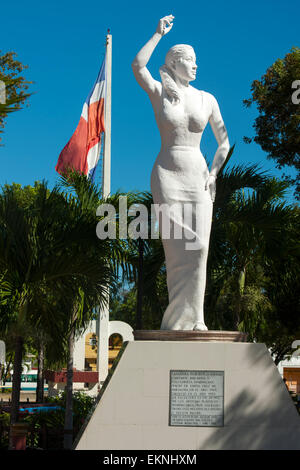 Dominikanische Republik, Südwesten, Barahona, Statue de la dominikanischen Sängerin Casandra Damiron nördlichen am Ortseingang Banque D'Images