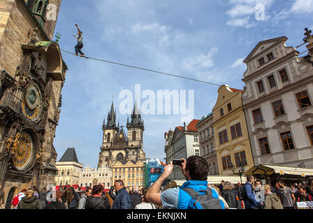 Marcheur Tightrope sur la voie en face de l'horloge astronomique de Prague, place de la Vieille ville Prague spectacle de rue au-dessus Banque D'Images