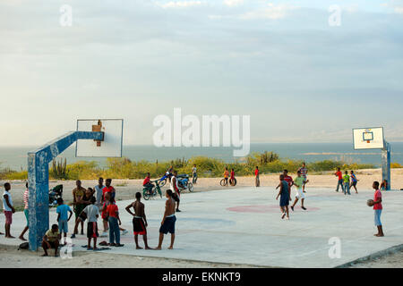 Dominikanische Republik, Südwesten, Halbinsel Baoruco, Basketballplatz im Dorf El Limon suis Südufer des Lago Enriquillo Banque D'Images